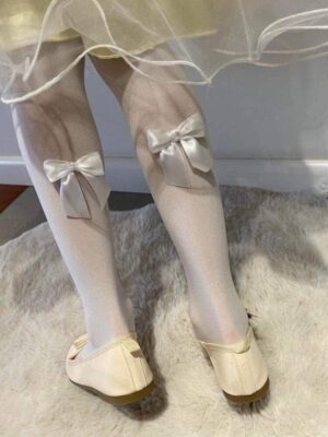 Rajstopy ozdobione kokardkami satyna